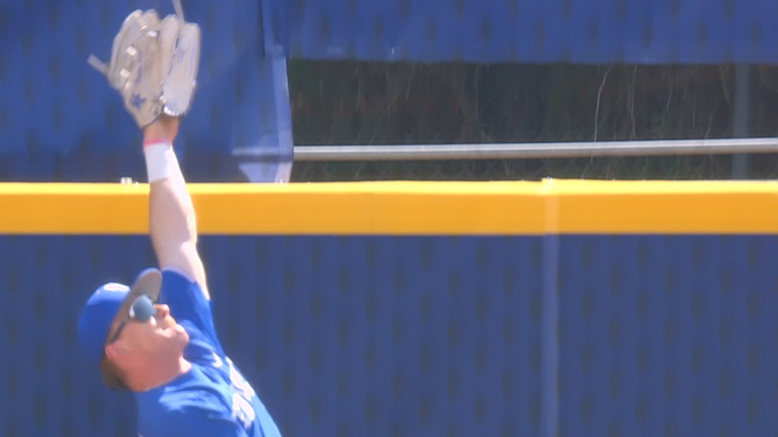 Kentucky CF comes up with sensational home run robbery