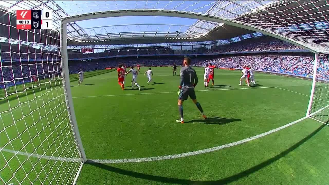 Álex Remiro makes a great save