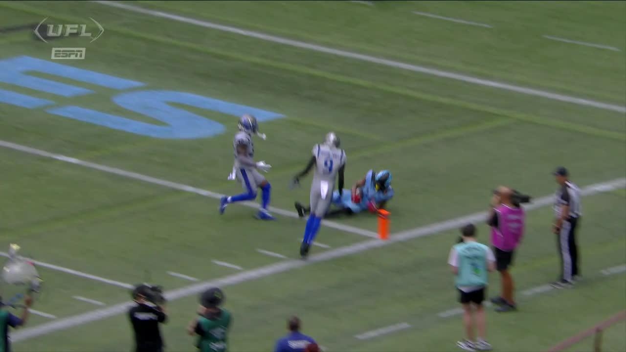 Isaiah Winstead makes a magnificent catch for a TD