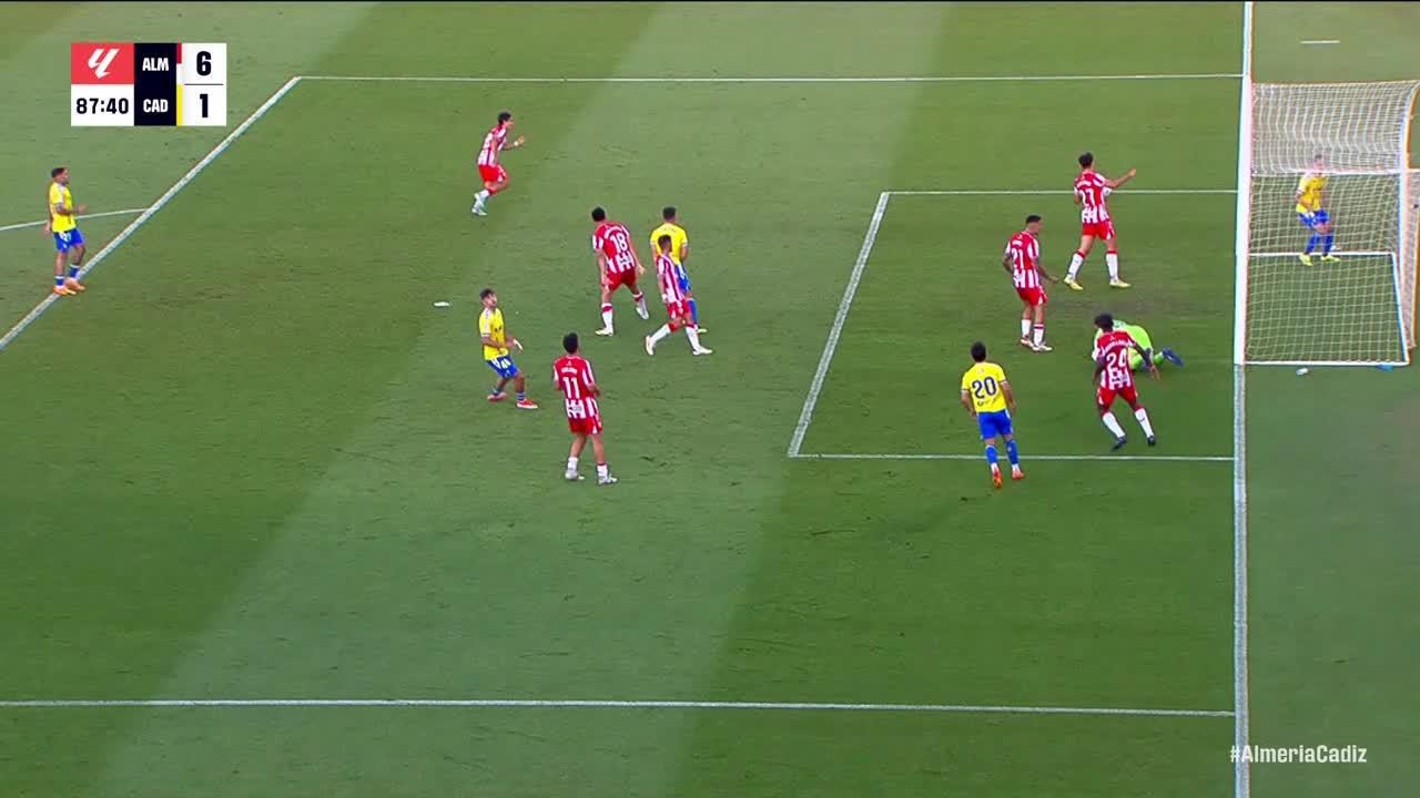 Fernando Martínez makes a great save
