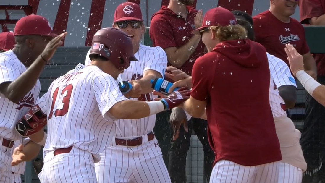 Will Tippett walks it off in the 10th inning for South Carolina