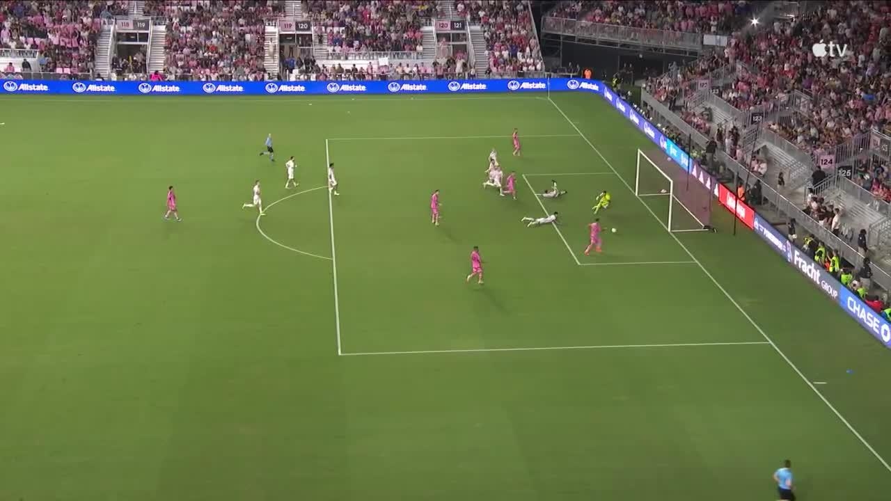 Luis Suárez slots in the goal for Inter Miami