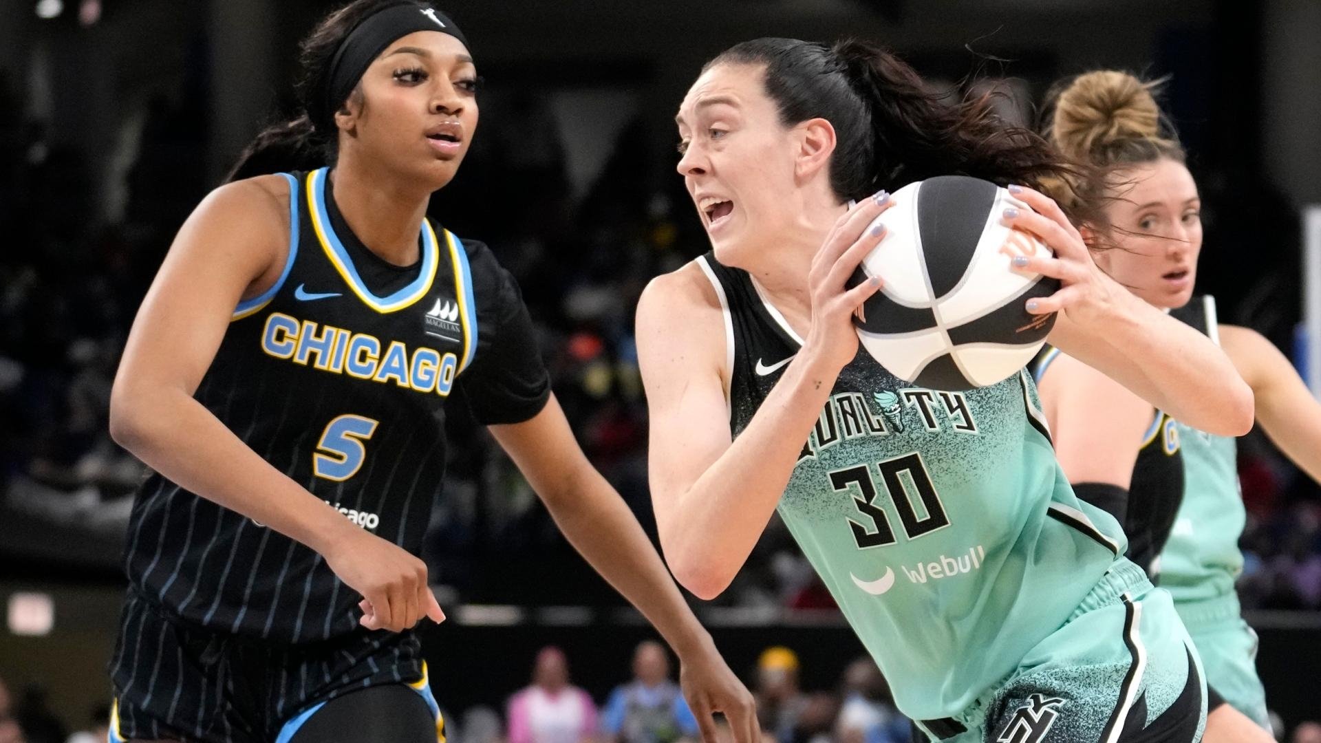 Breanna Stewart dominates with 33 points vs. the Sky