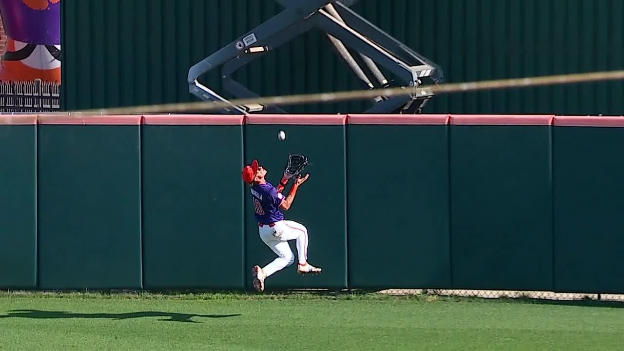 Clemson CF channels Willie Mays with unreal game-saving grab