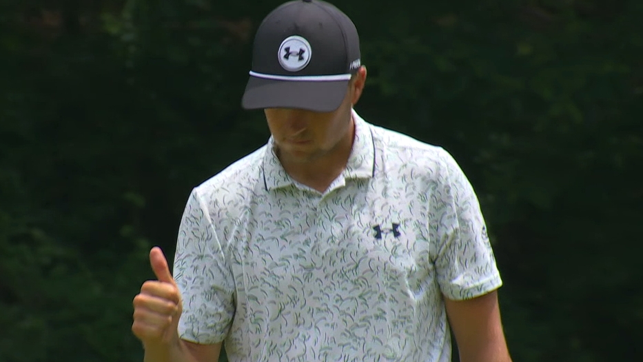 Spieth gives a sarcastic thumbs up after missing par putt