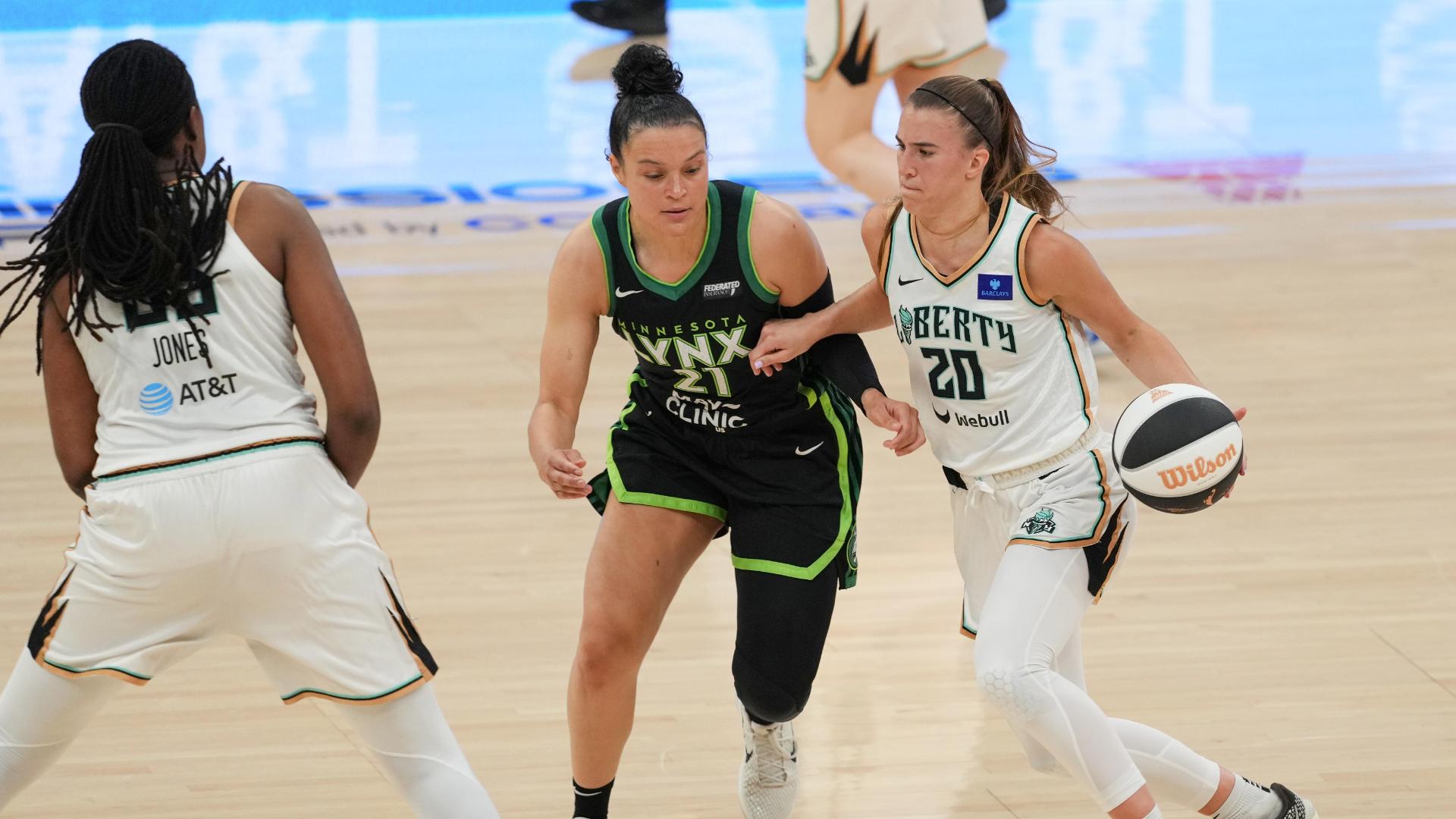 Sabrina Ionescu gets it done on both sides of the ball