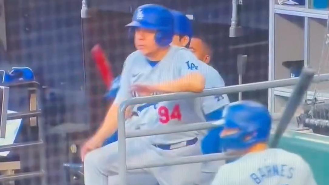 Dodgers bat boy's quick reflexes protect Ohtani in the dugout
