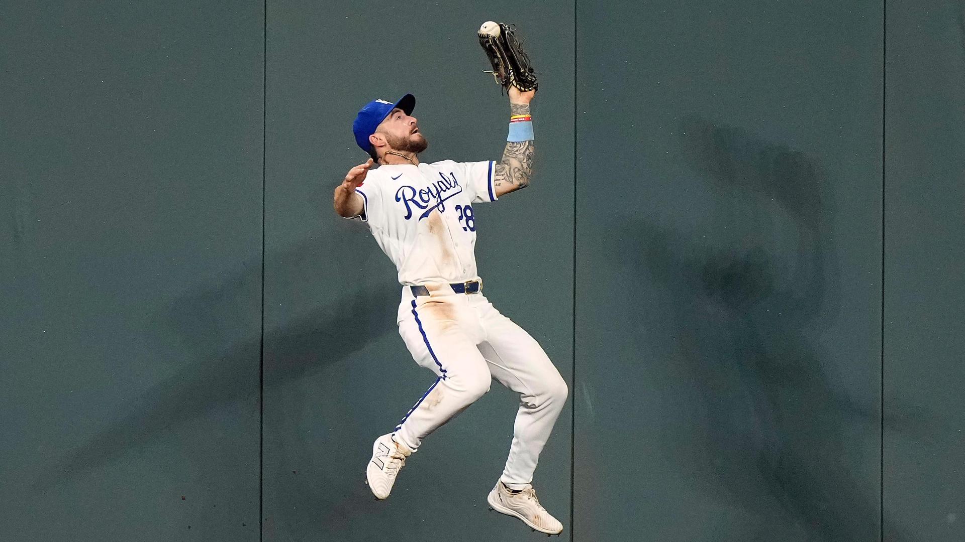 Kyle Isbel leaps into the wall to make a tremendous catch for the Royals