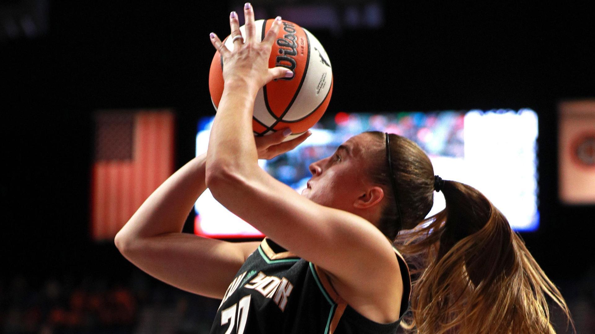 Sabrina Ionescu hits game-sealing bucket in final seconds