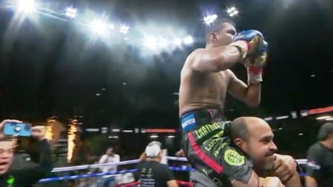 'Chocolatito' wins by TKO in final round