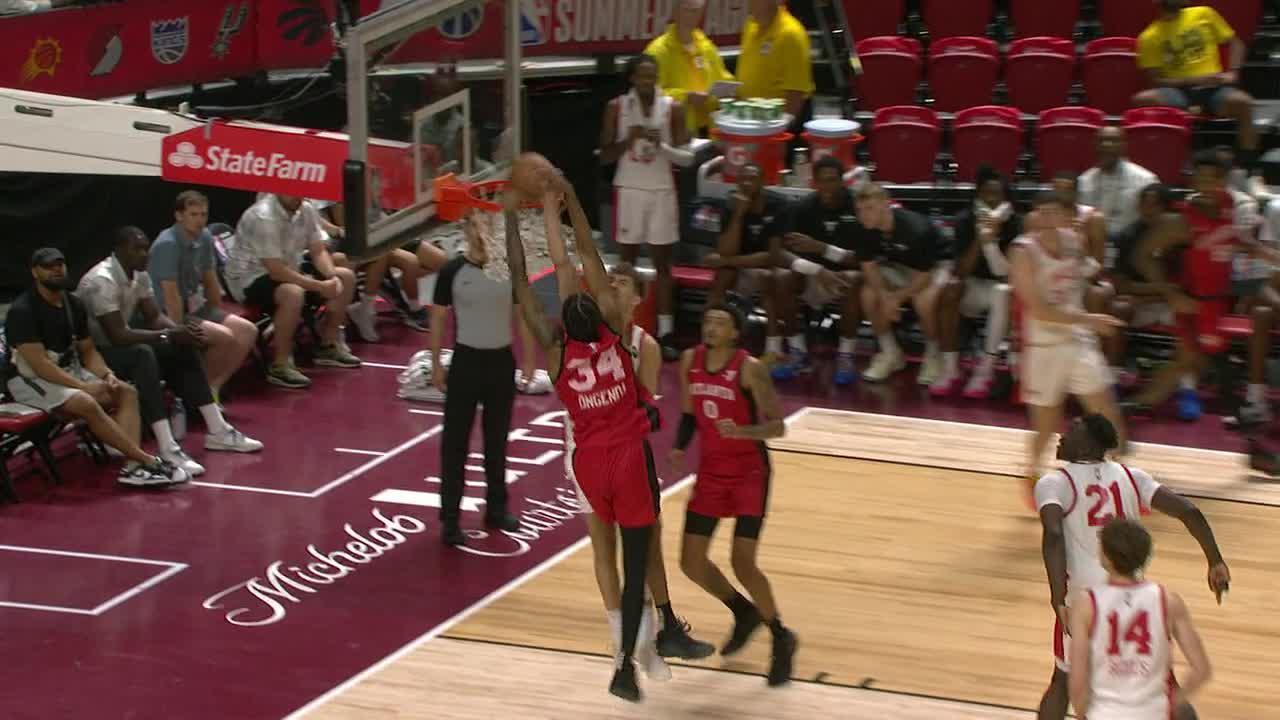 Nick Ongenda posterizes defender on alley-oop slam