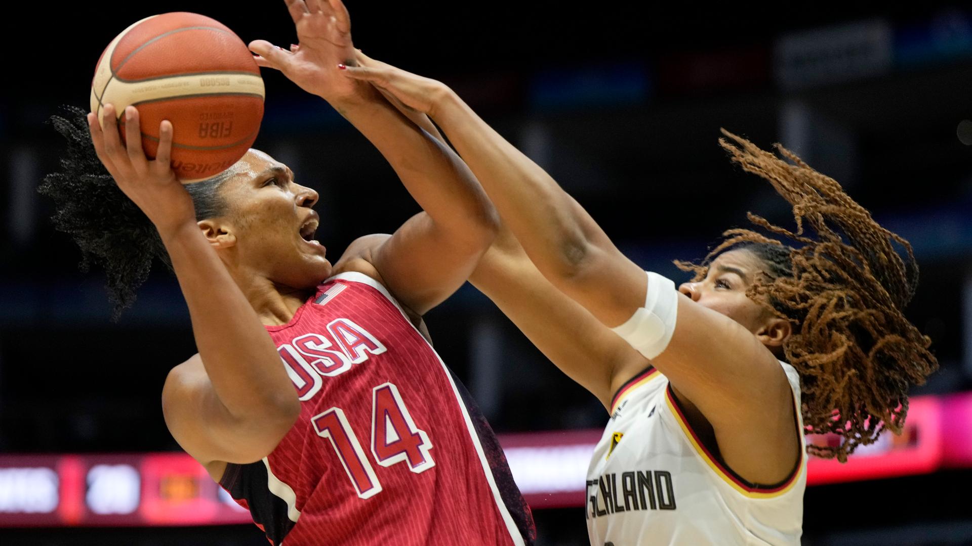 Jackie Young dishes a no-look dime to Alyssa Thomas for a USA basket