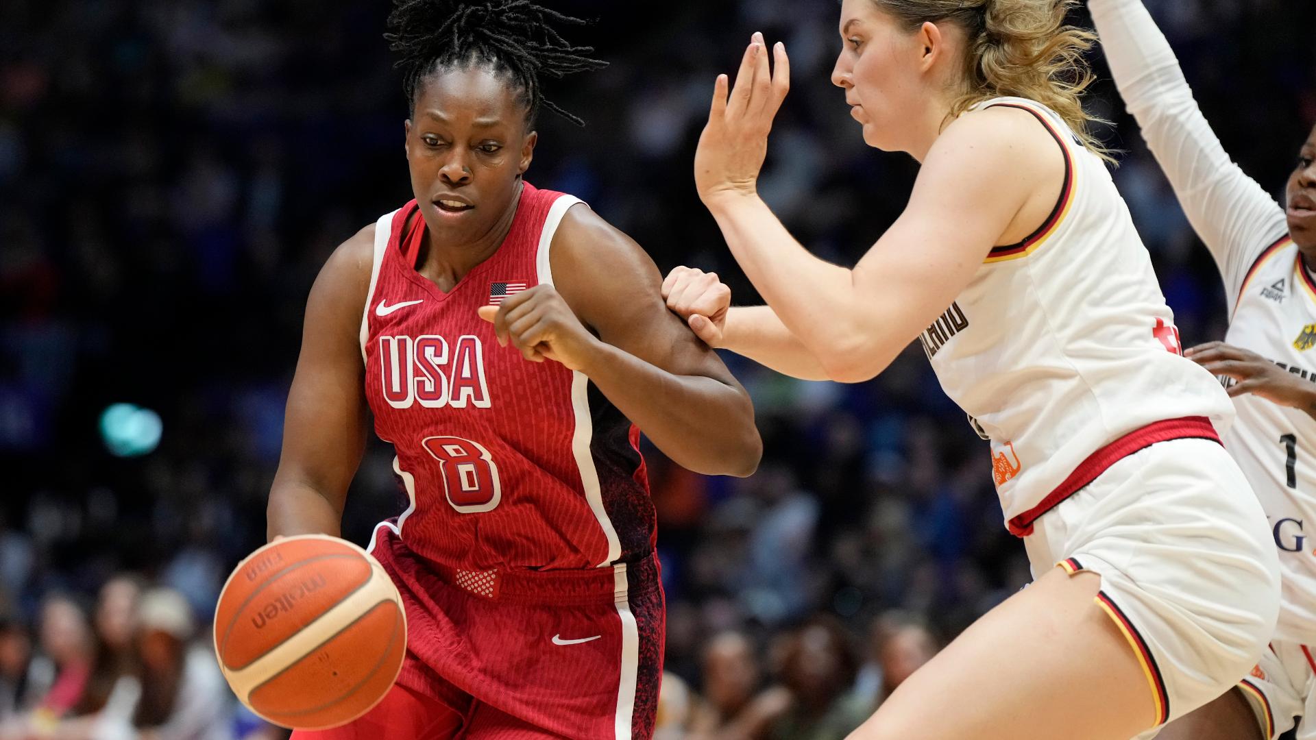 Chelsea Gray's pass sets up a USA bucket