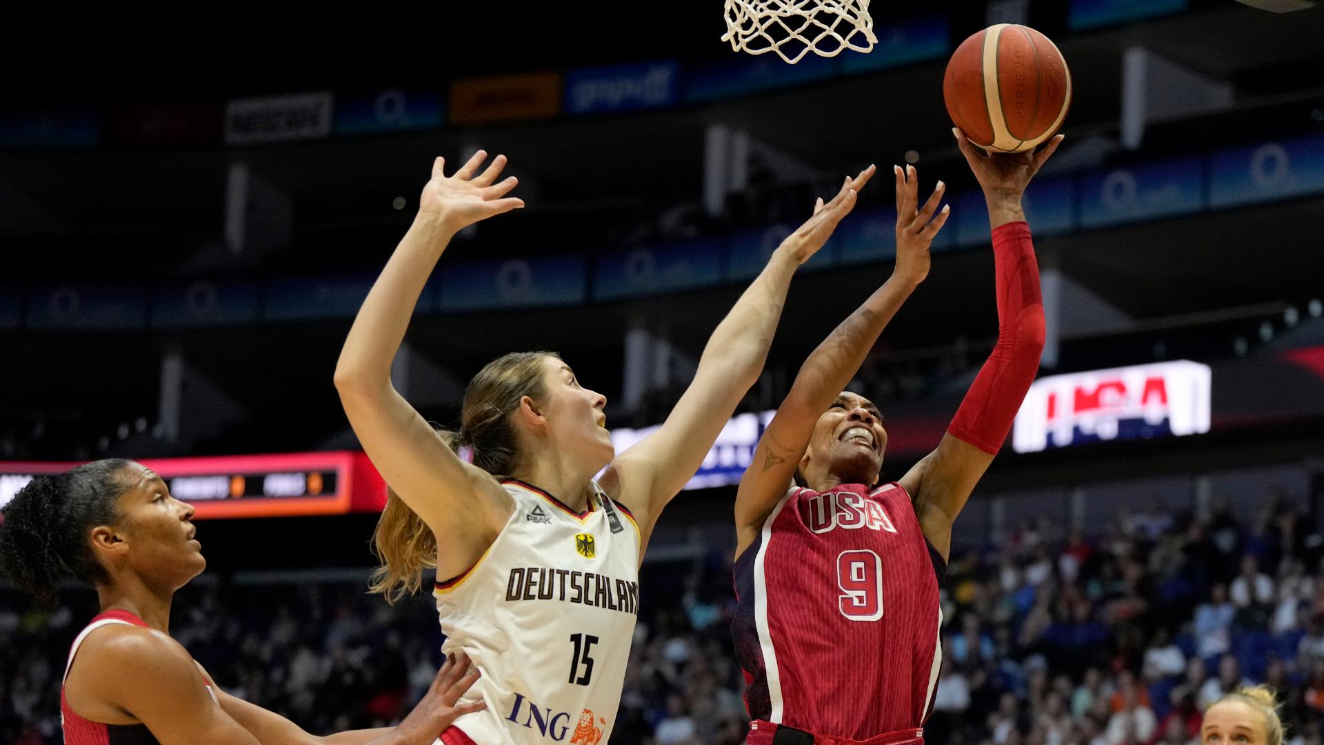 A'ja Wilson scores off of pick-and-roll