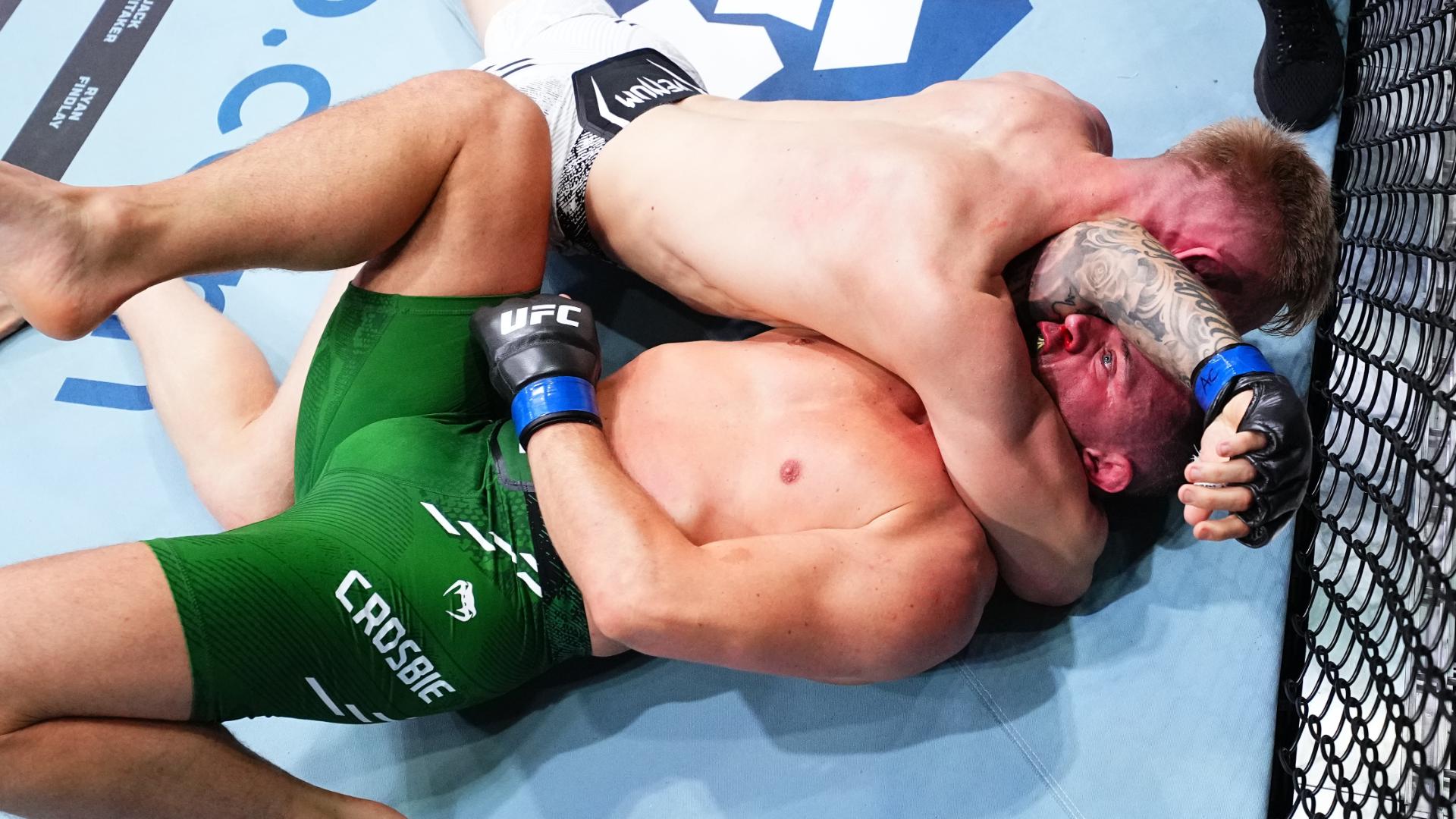 Sam Patterson locks in arm triangle for first-round submission