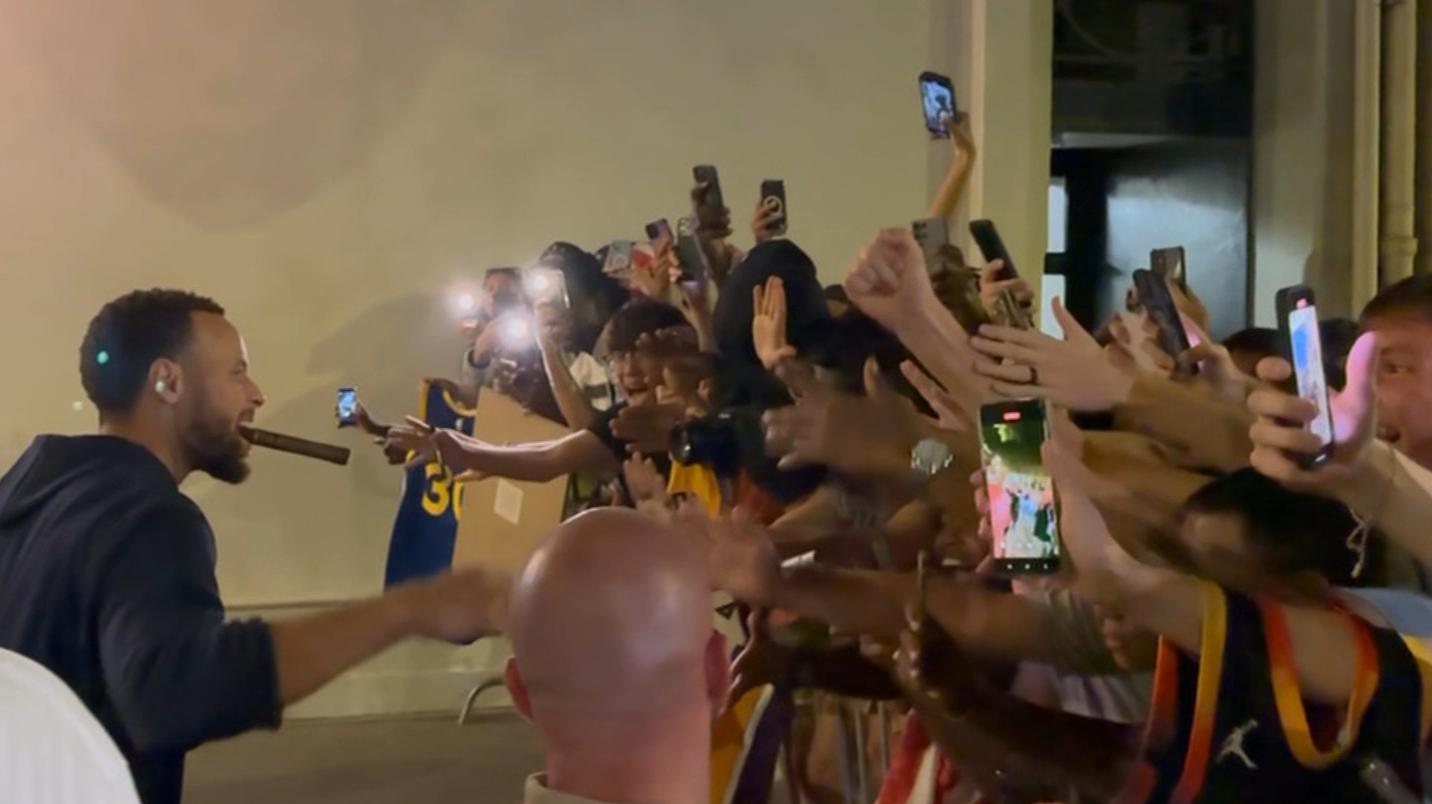 Steph hyped celebrating with fans outside Team USA's hotel