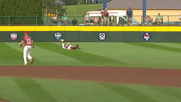 Canada CF comes up with incredible diving catch for double play