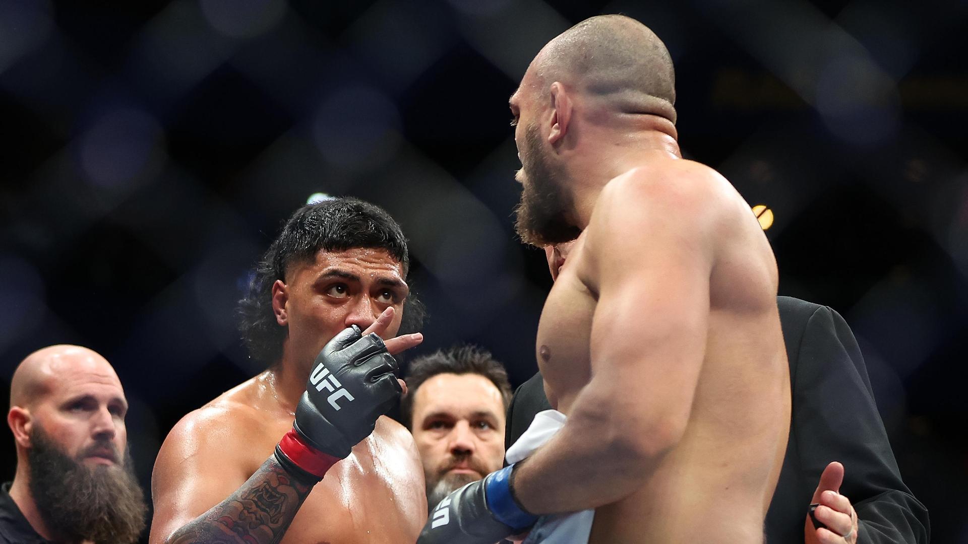 Junior Tafa slaps Valter Walker after Walker's controversial victory