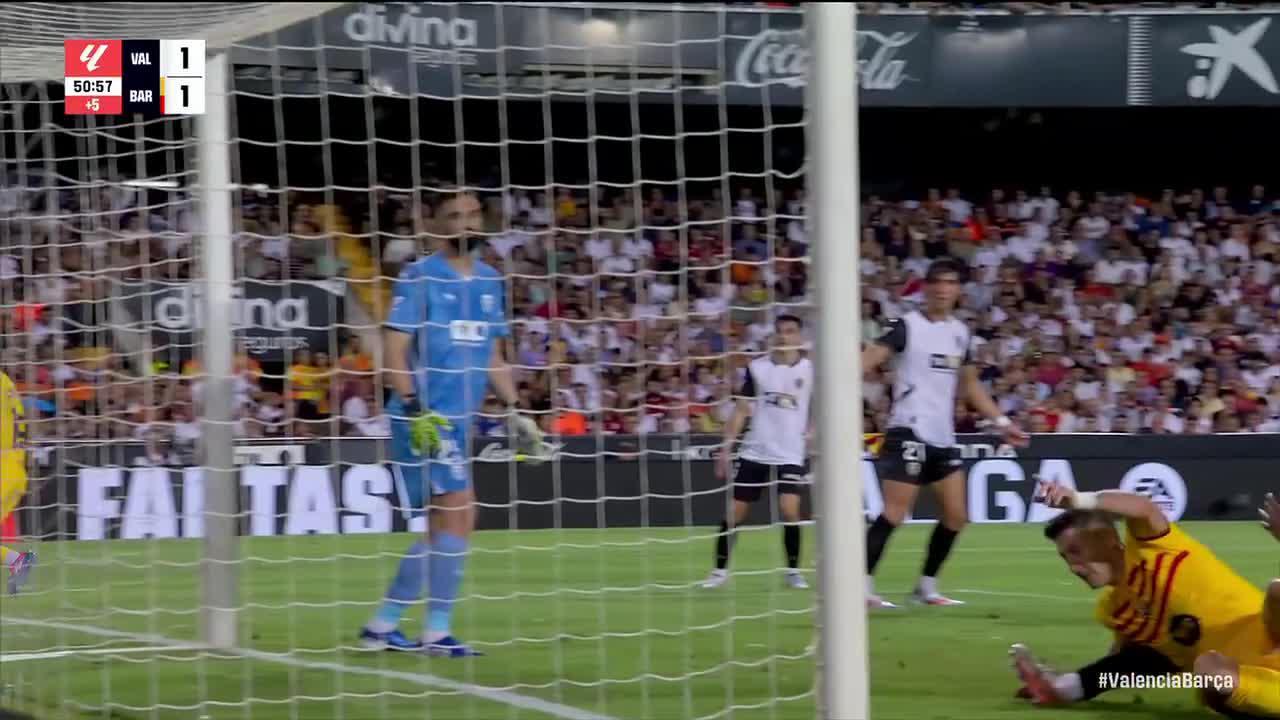 Robert Lewandowski taps in a goal for Barcelona
