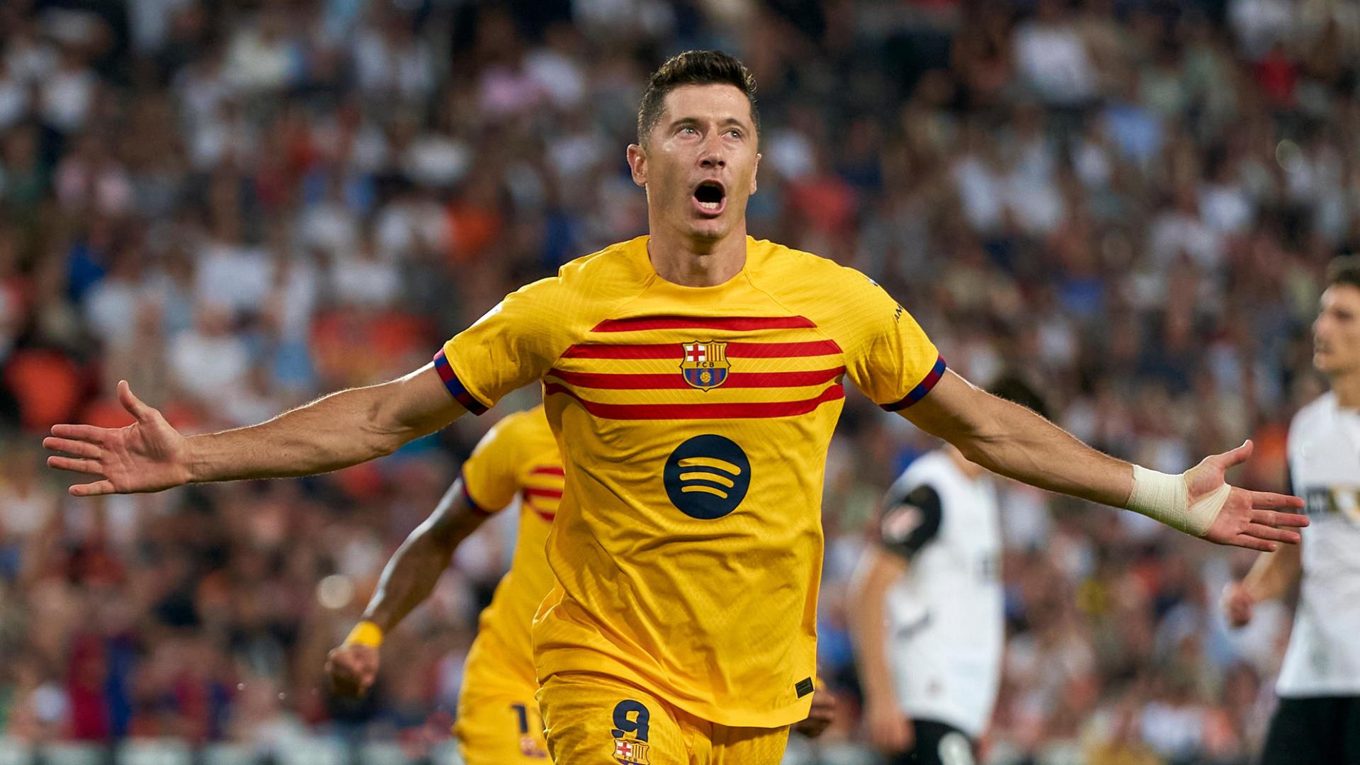 Robert Lewandowski's penalty wins it for Barcelona