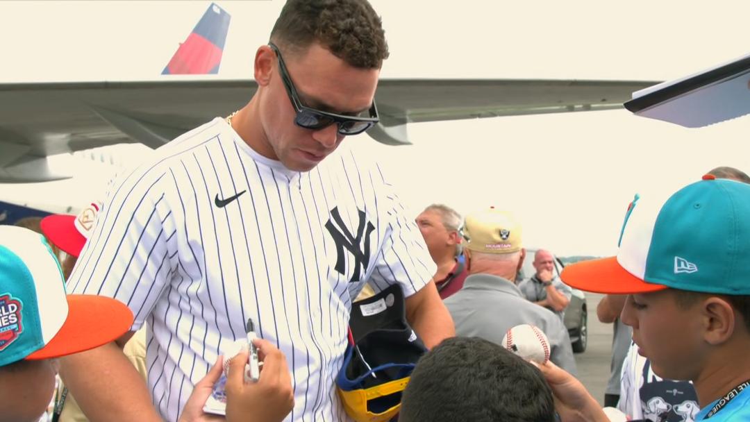 Aaron Judge signs autographs at the LLWS