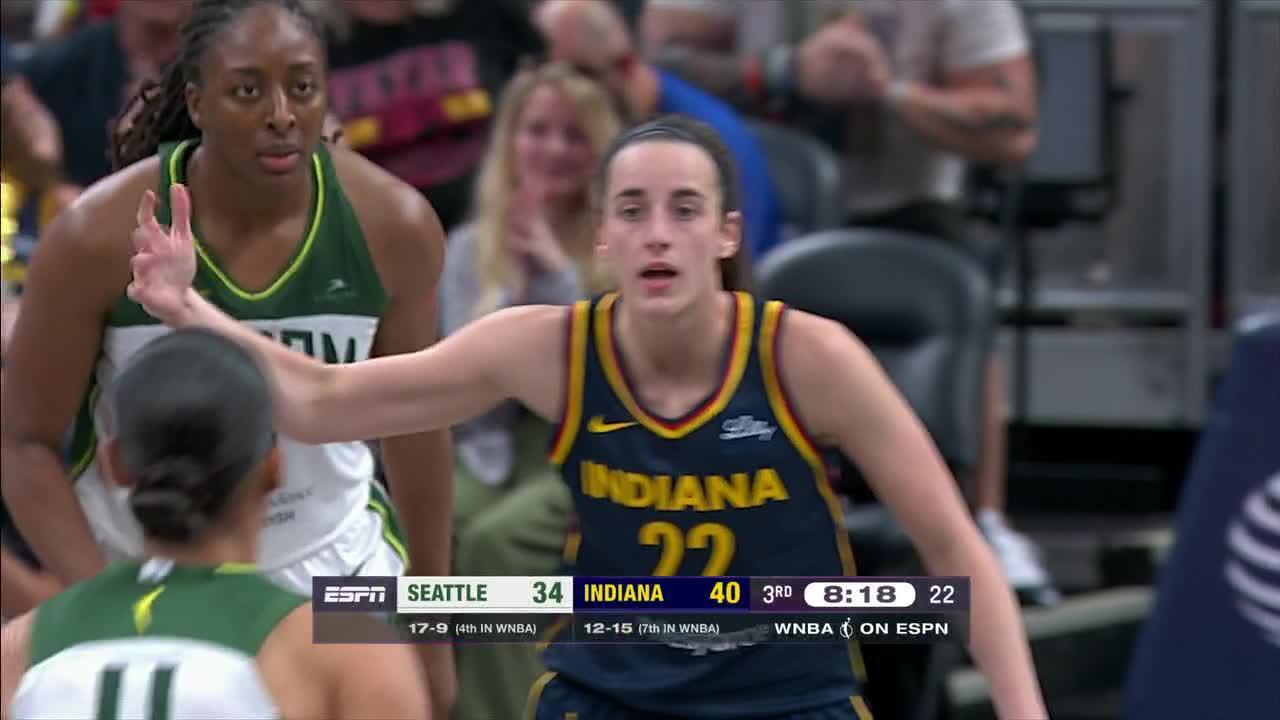 Caitlin Clark dishes sweet full-court dime