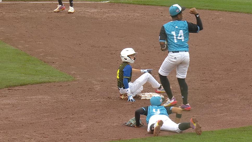 Aruba infielder makes heads-up play to force out at second