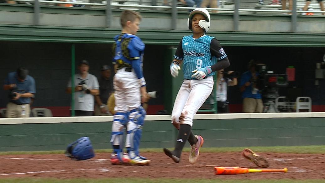 Aruba's Diliano Raven loses cleat but keeps running home