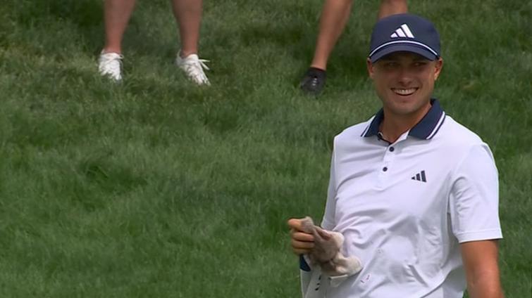 Ludvig Åberg laughs off nosebleed, rattles in long birdie