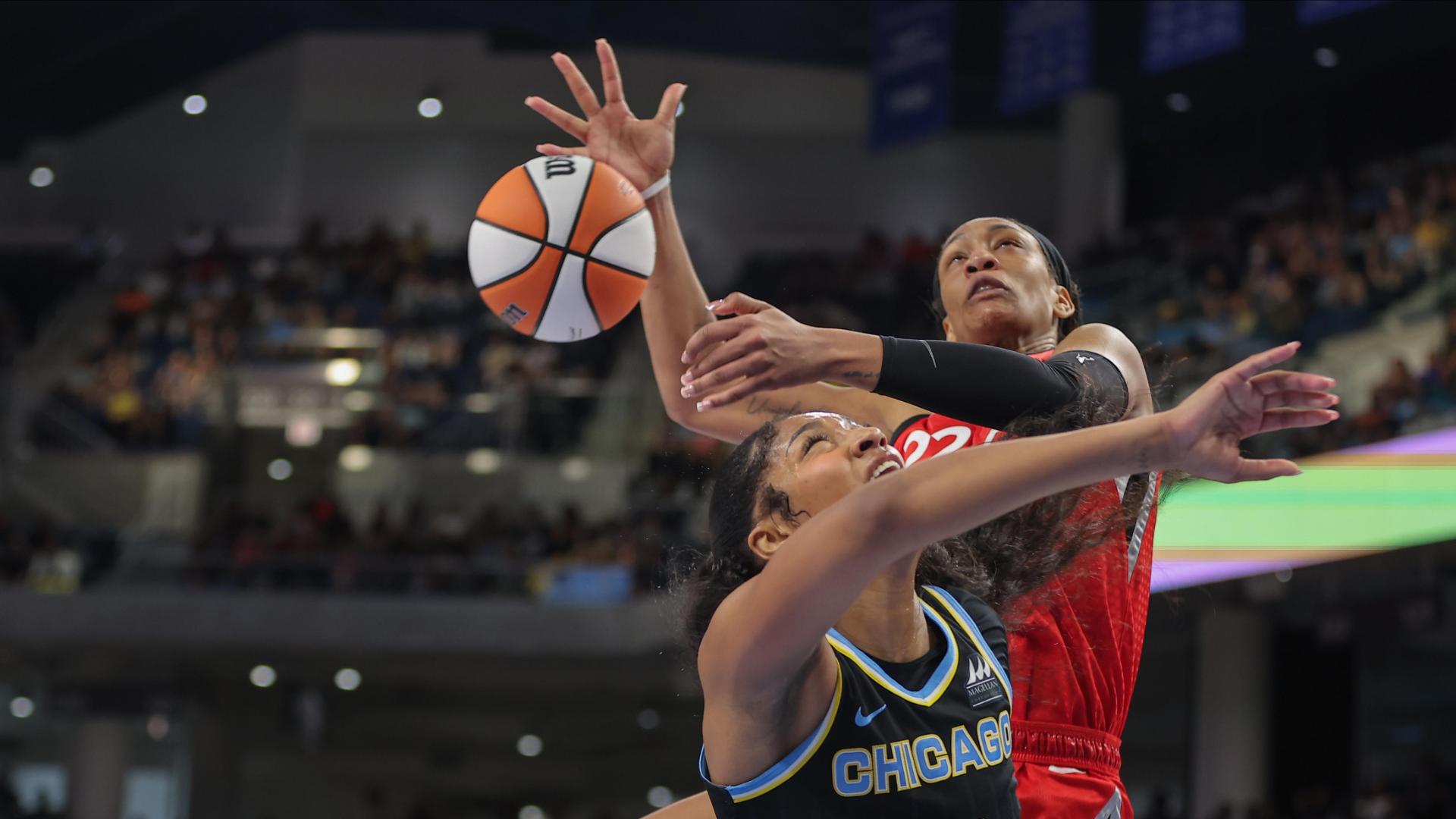 A'ja Wilson packs Angel Reese at the rim