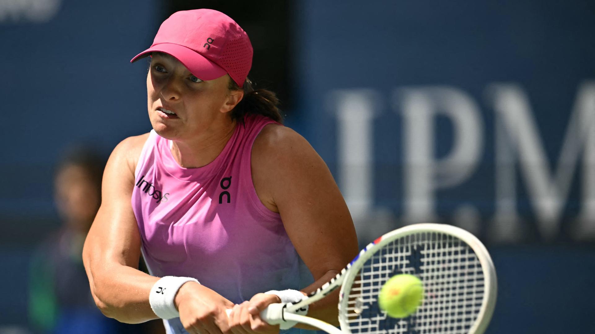 Iga Swiatek battles into the 2nd round at US Open