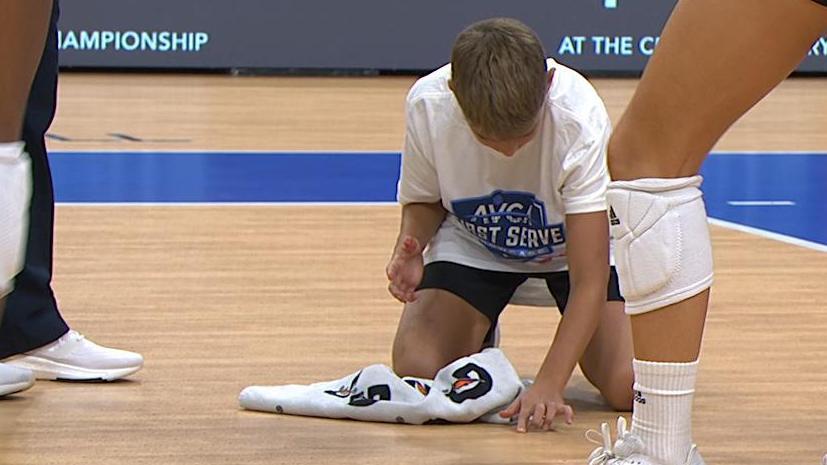 Wisconsin-Louisville volleyball halted by ... a gum delay?