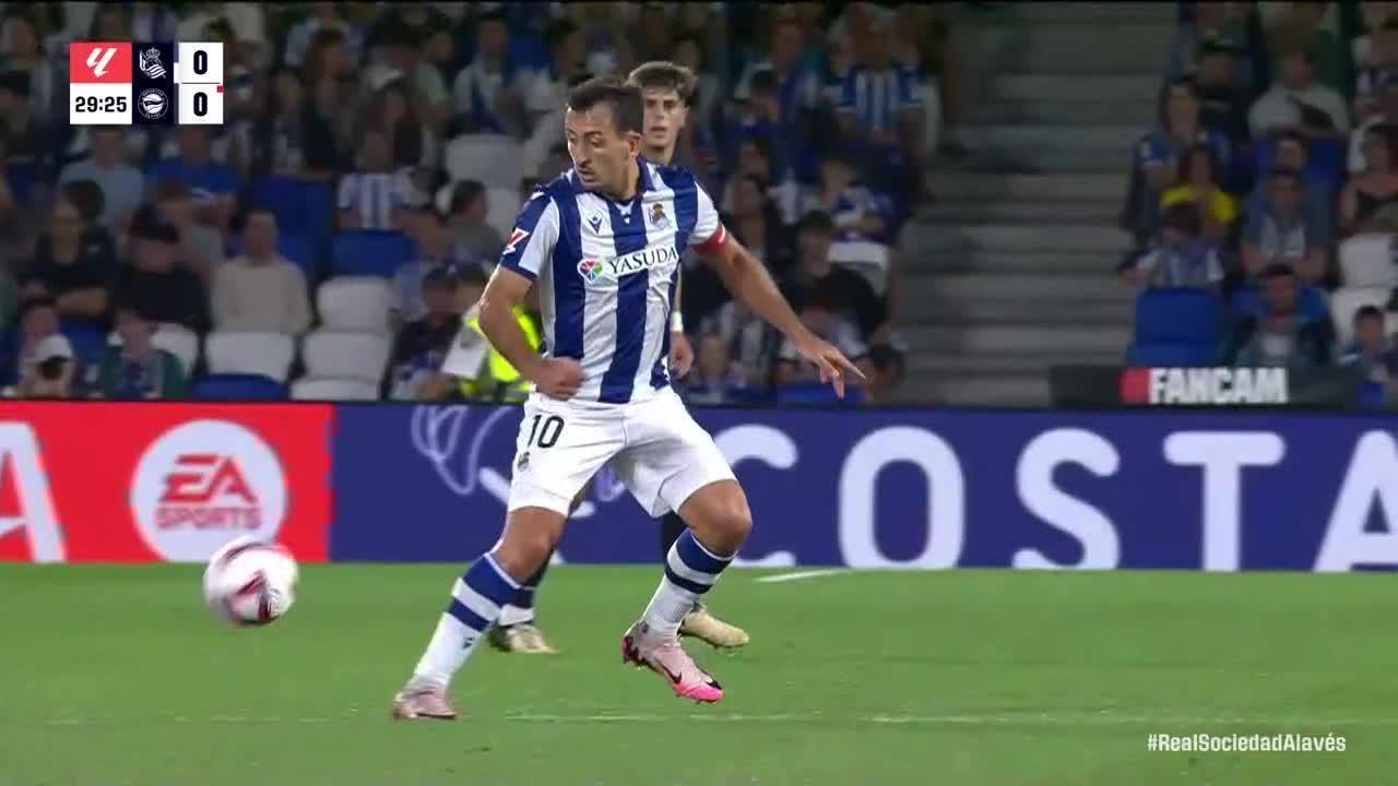 Mikel Oyarzabal receives a red card vs. Alavés