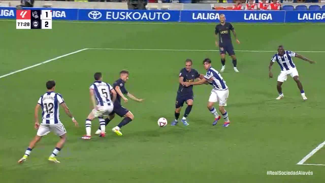 Toni Martínez finds the back of the net for Alavés