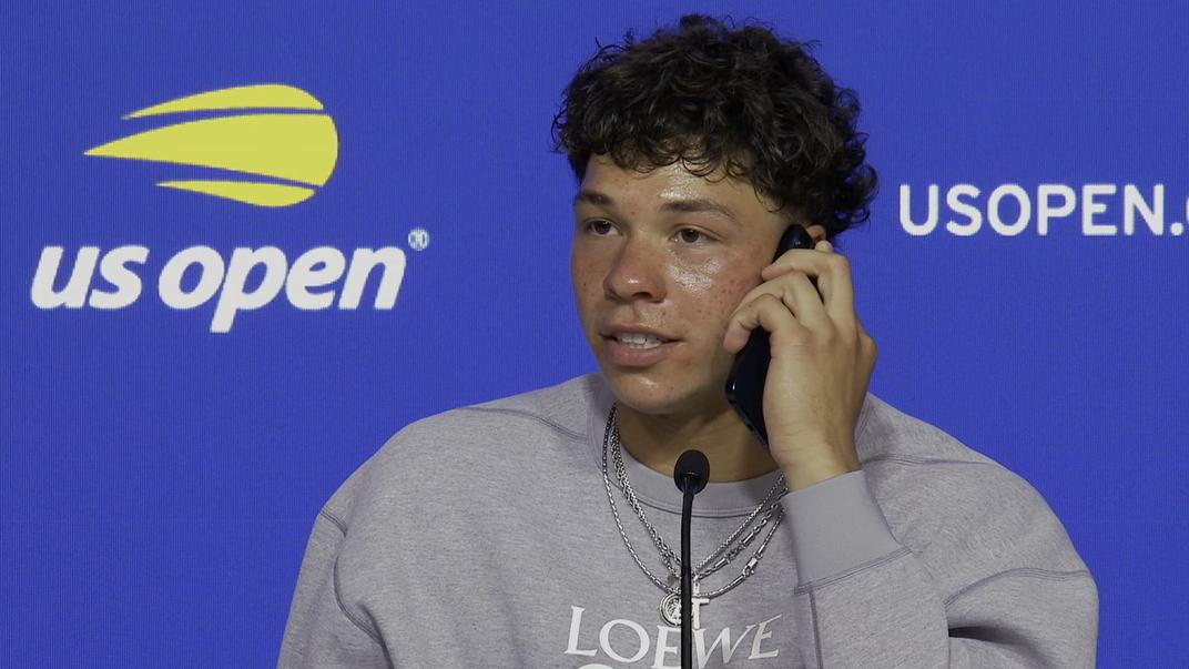 Ben Shelton takes a call from his dad during news conference