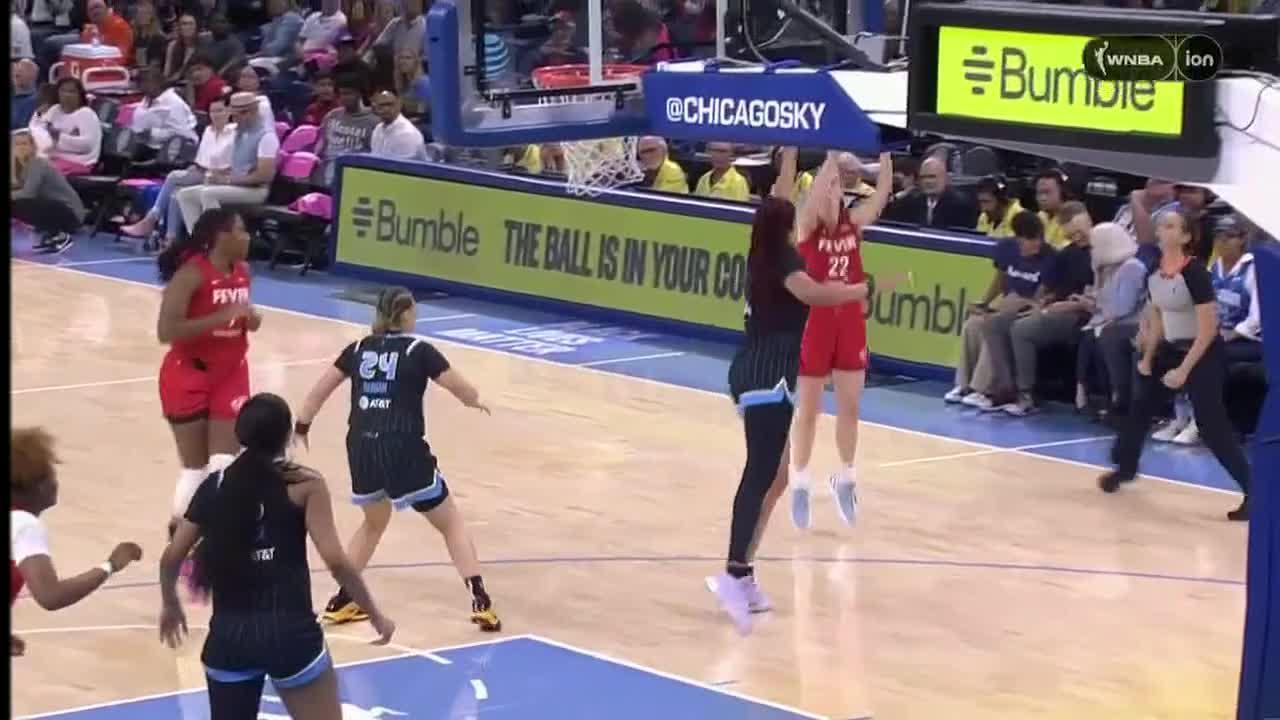 Caitlin Clark splashes step-back 3