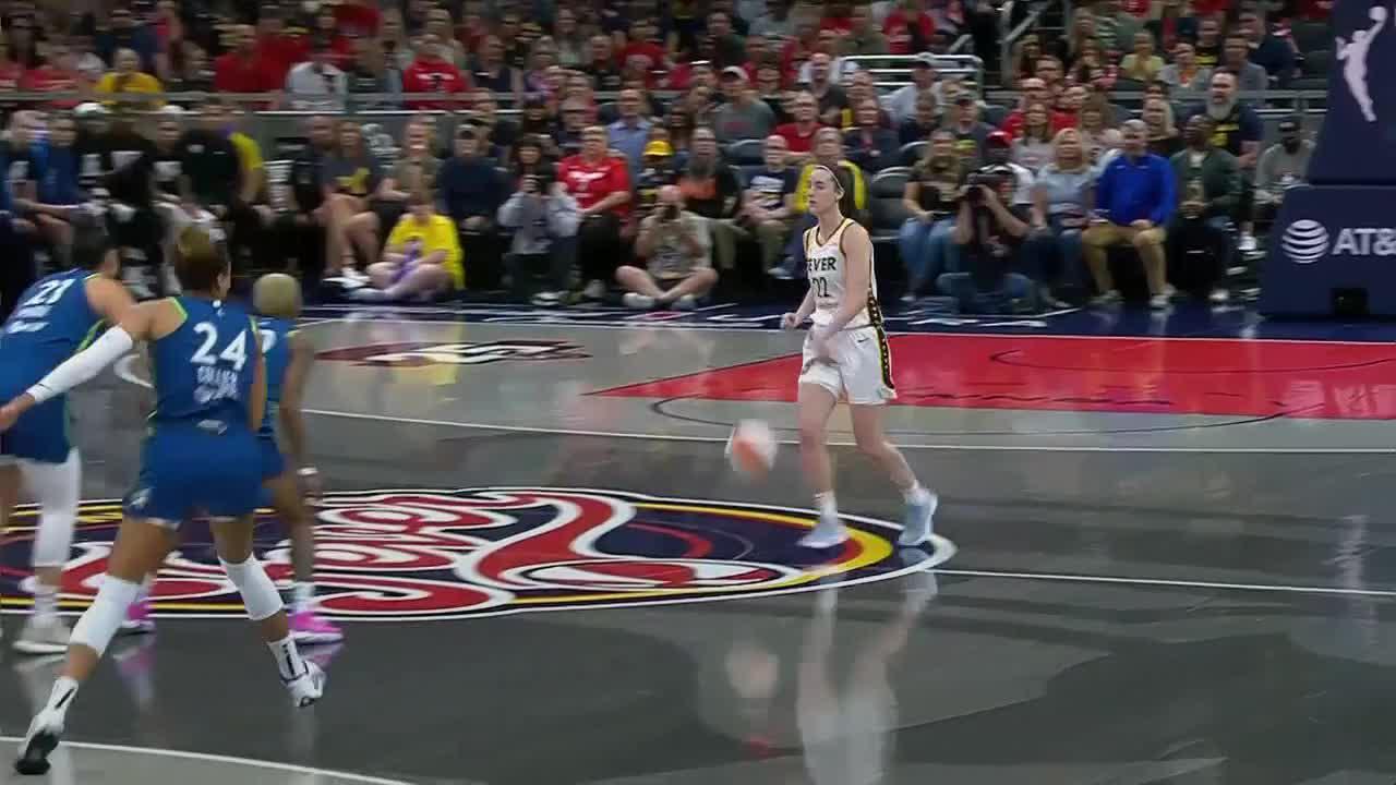 Caitlin Clark makes sweet pass to Aliyah Boston