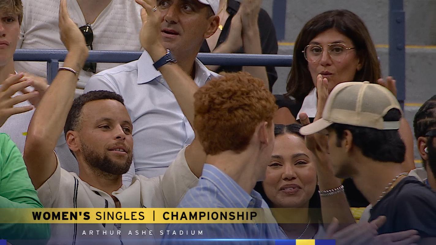 Steph Curry cheers on Jessica Pegula in the second set