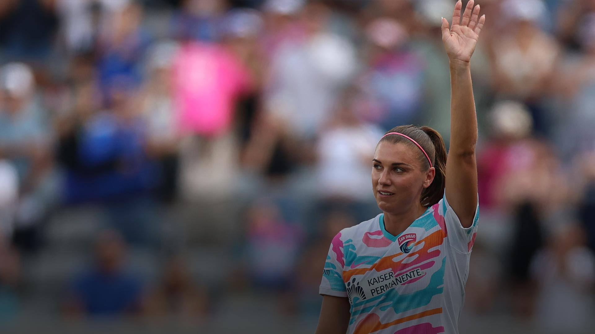 Alex Morgan gets standing ovation after subbing out for final time