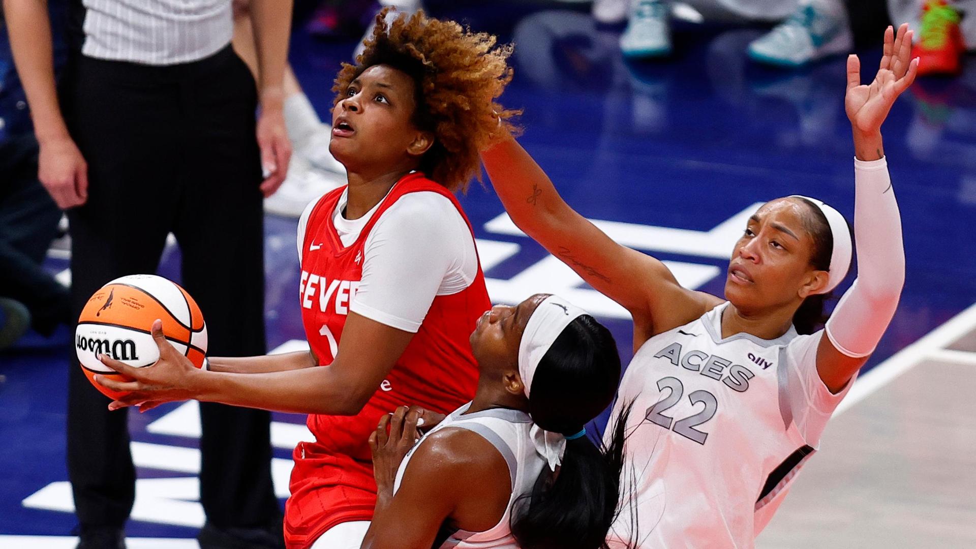 NaLyssa Smith somehow sinks incredible reverse layup