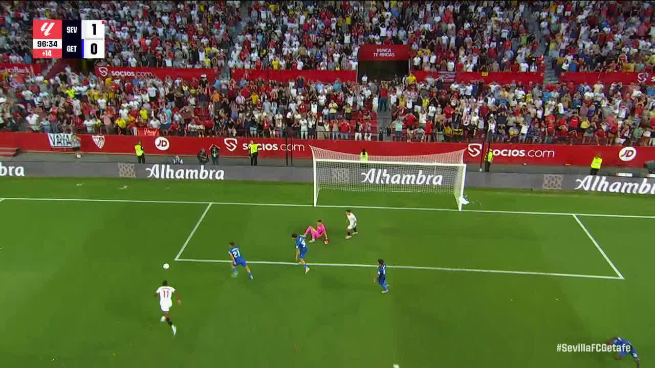 Dodi Lukébakio hits the woodwork