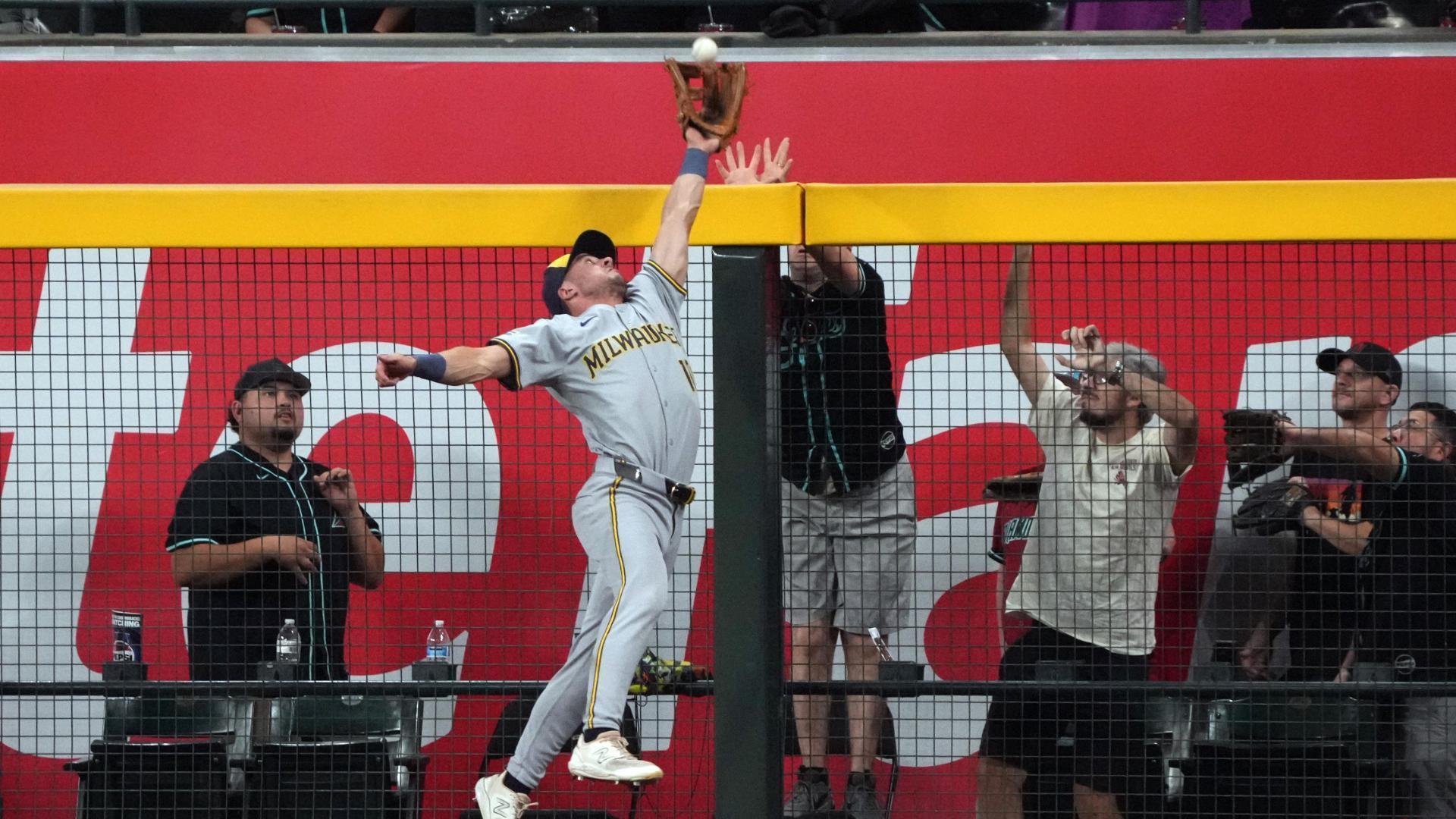 Sal Frelick jumps at the wall and robs a D-backs HR