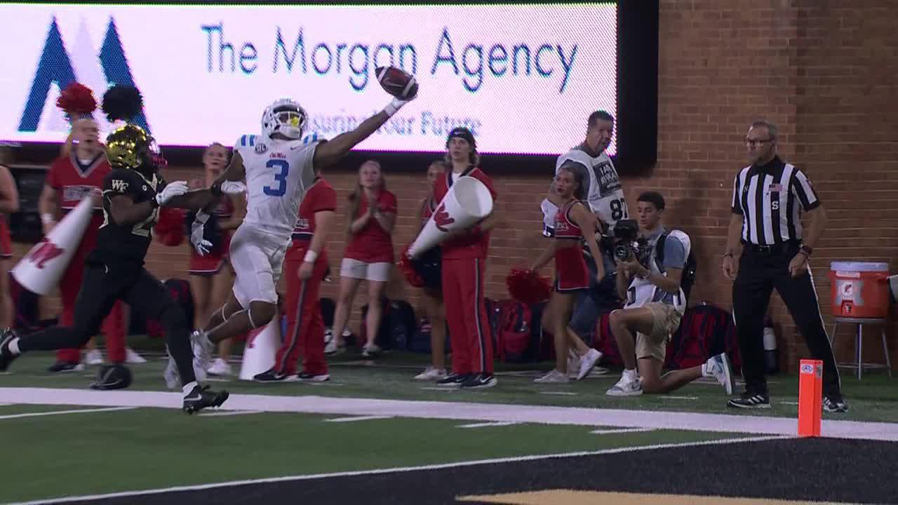 Antwane Wells Jr. makes an incredible one-handed grab in the end zone