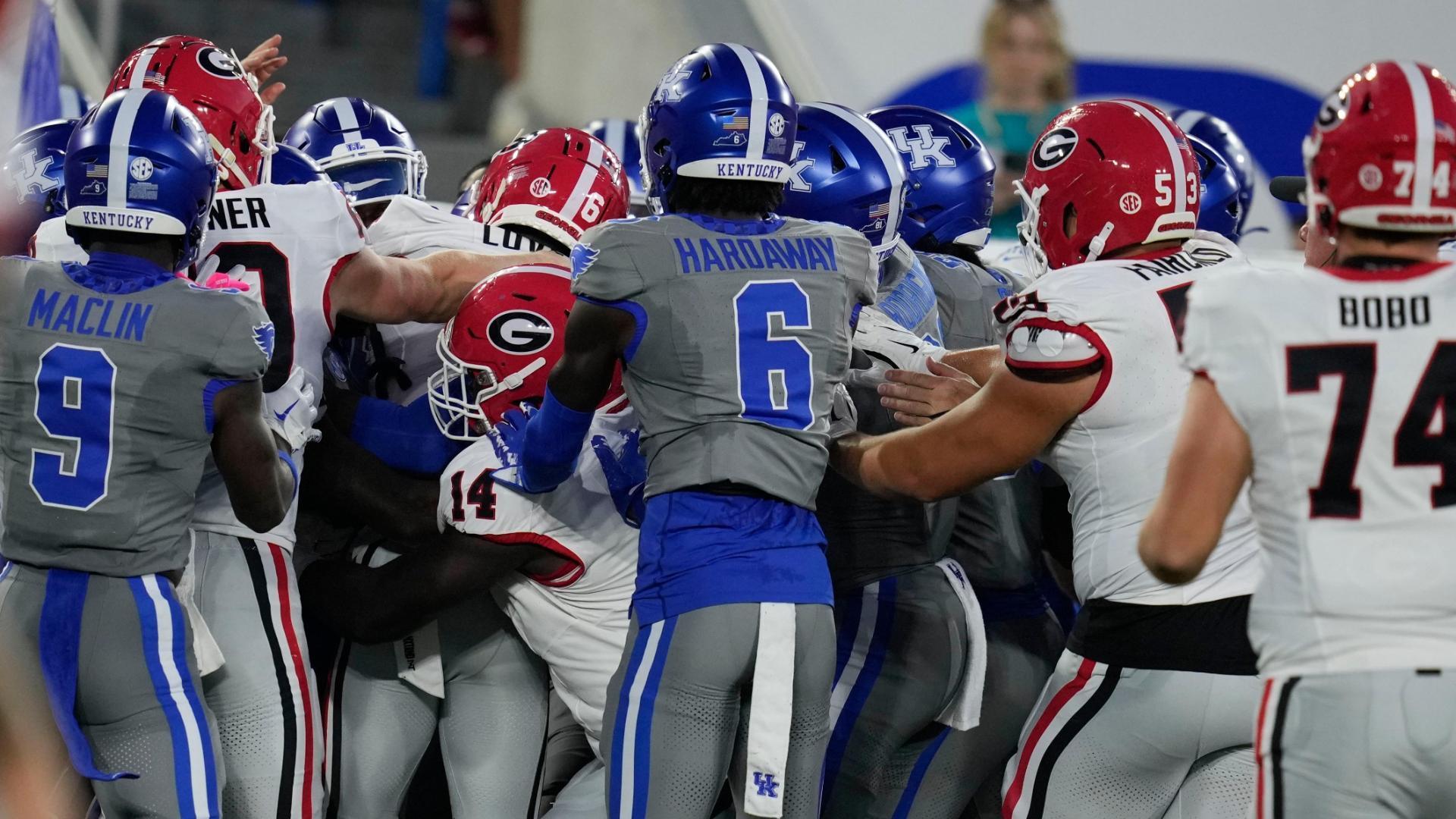 Tempers flare just minutes into the 1st quarter between Georgia-Kentucky