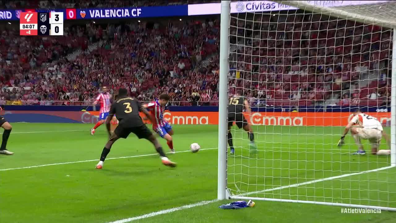 Julián Álvarez slots in the goal for Atletico Madrid