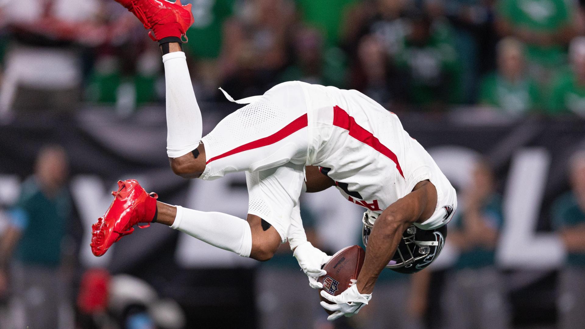 Darnell Mooney sheds defender, flips into end zone for Falcons TD