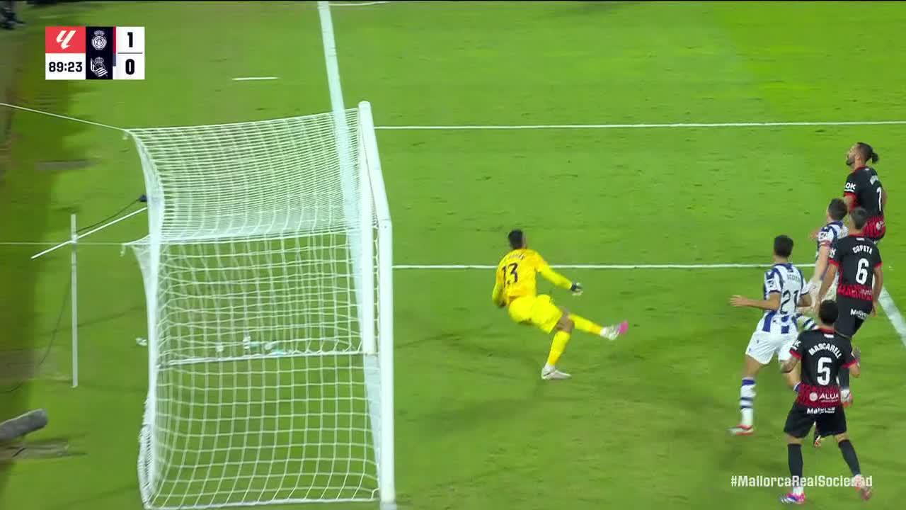 Leonardo Román makes a great save