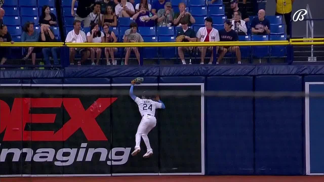 Christopher Morel makes clutch catch at the wall to keep game tied