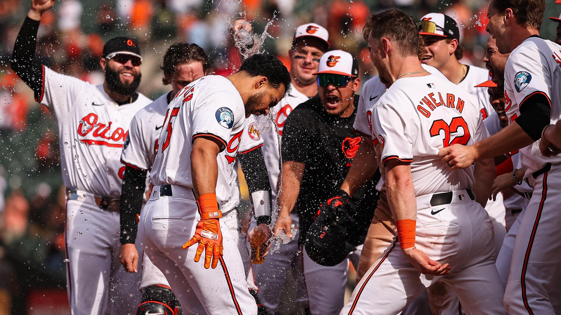 Anthony Santander crushes a walk-off HR for Baltimore