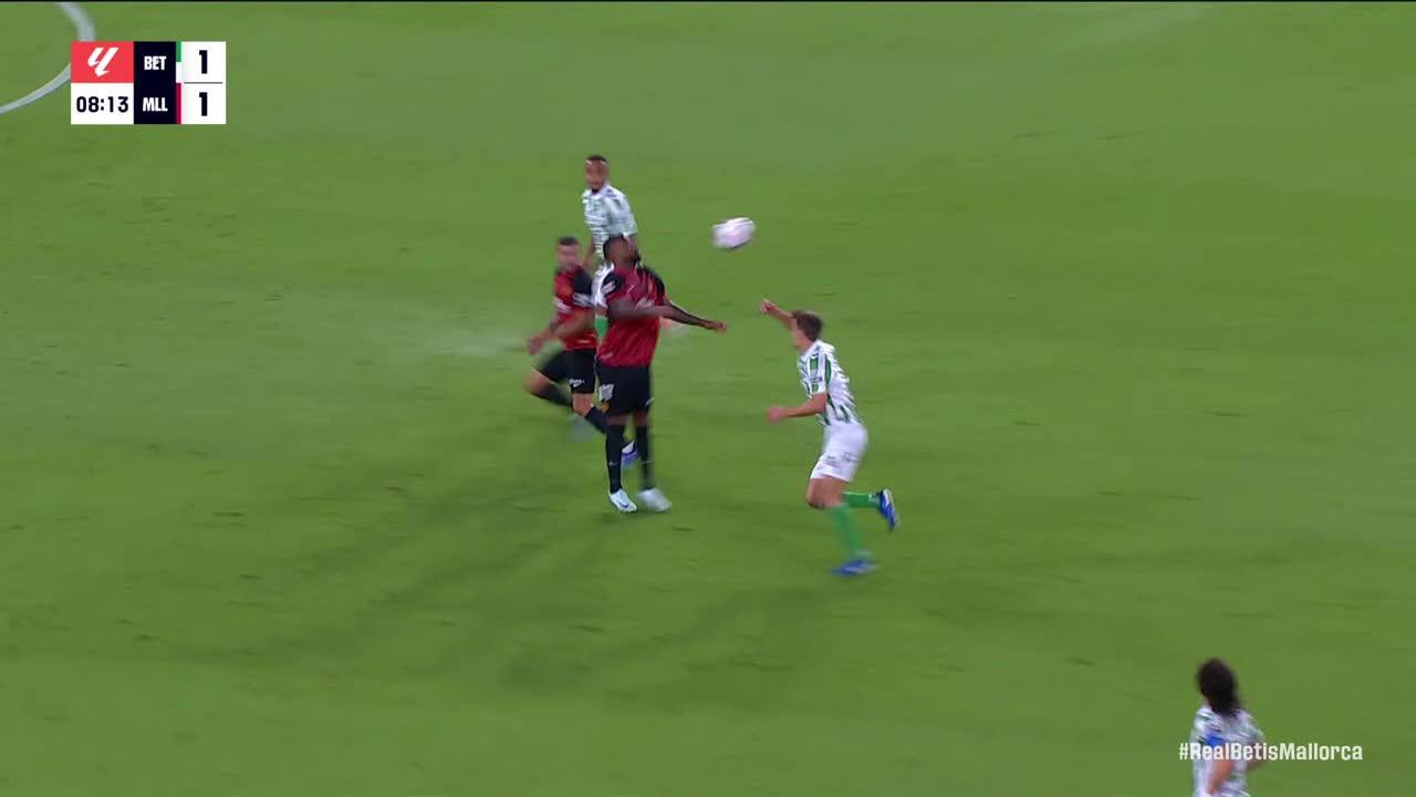 Dani Rodríguez slots in the goal for Mallorca